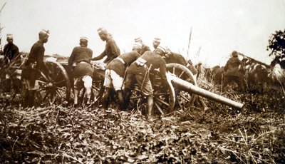 Askaris colocando un cañón de campo en posición, campaña de África Oriental de English Photographer